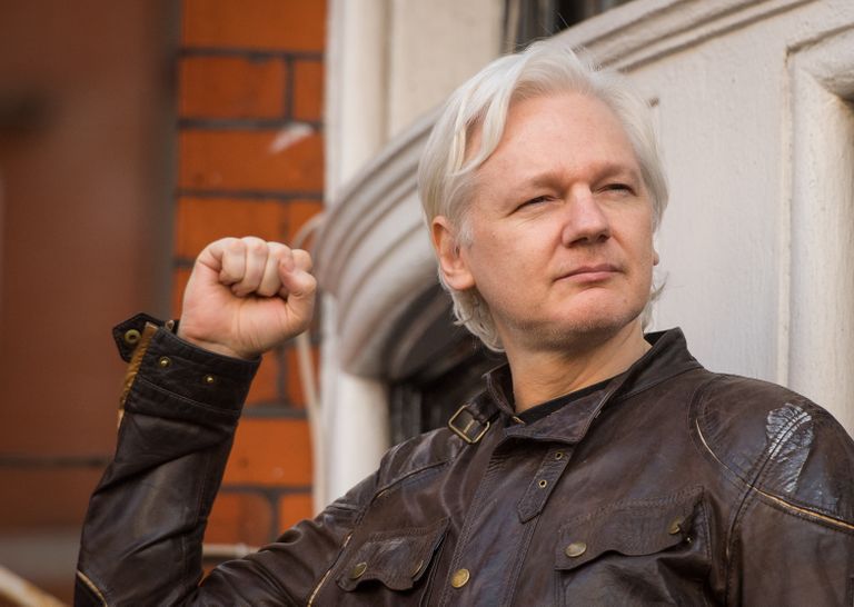 Julian Assange pidamas juulis 2017 Londonis Ecuadori saatkonna rõdul kõnet