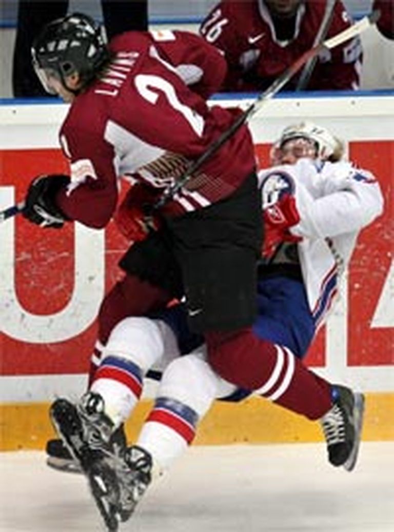 2007. gada 7. maijs, Maskava. Rodrigo Laviņš, pēc tiesnešu domām, rupji nospēlē pret norvēģu NHL spēlētāju Patriku Toresenu. Diemžēl komandas kapteinim ar šo gājienu neizdevās sapurināt savus apātiskos biedrus. 