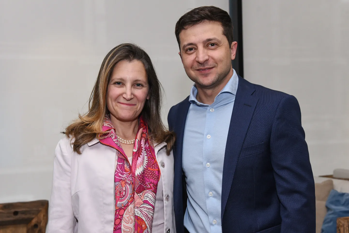 Ukraina presidendiks valitud Volodõmõr Zelenskõi (paremal) 8. mail Kiievis koos Kanada välisministri Chrystia Freelandiga.