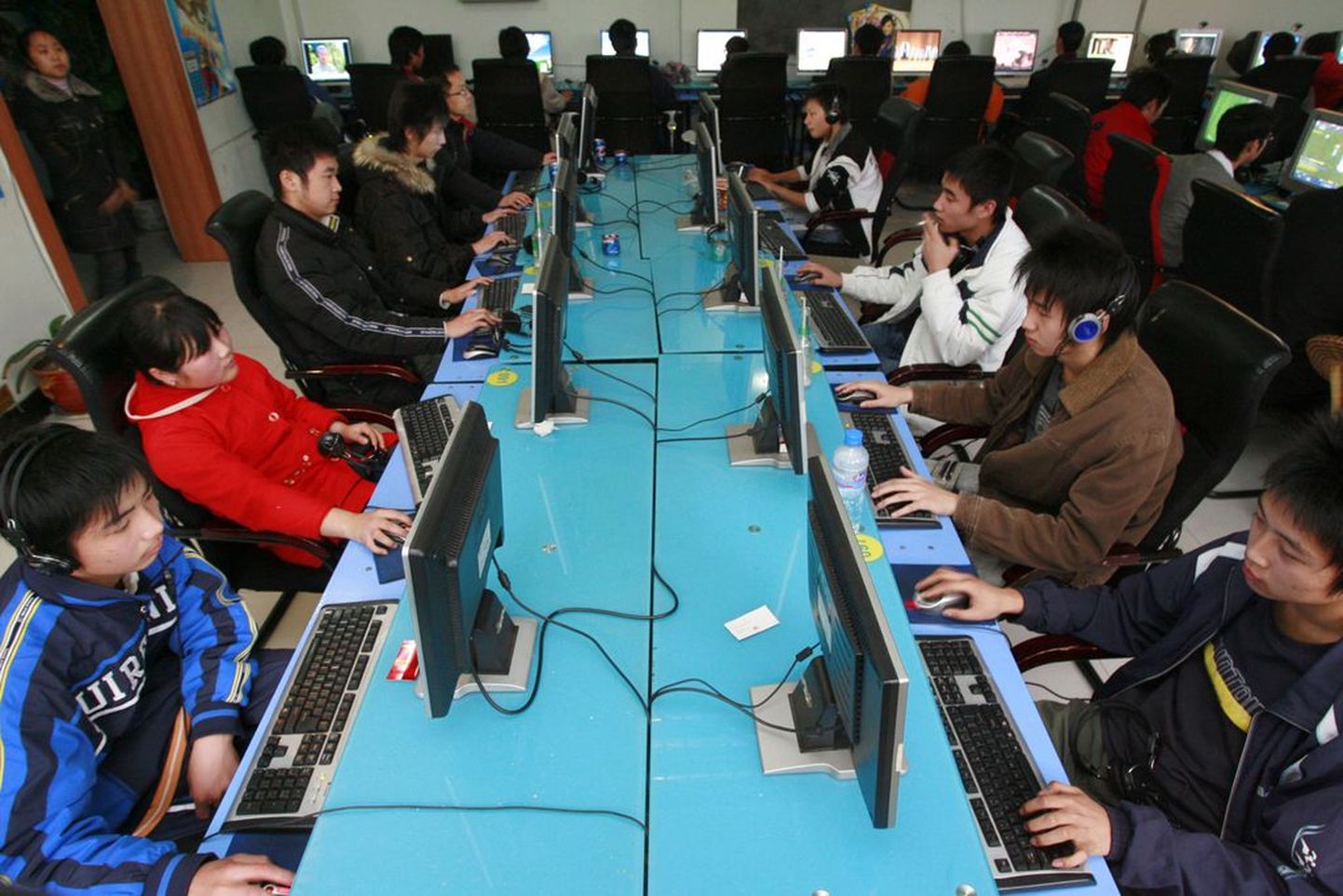 Noored hiinlased internetikohvikus.