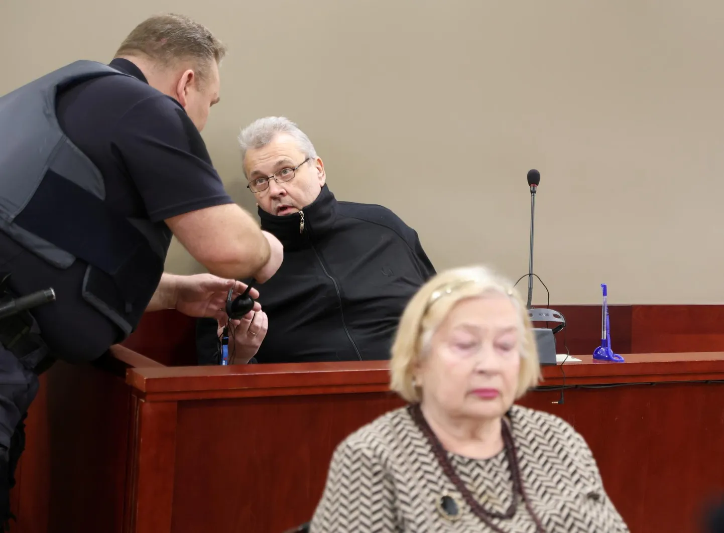 Обвиняемый в убийстве соседа Олег Жернак в зале суда.