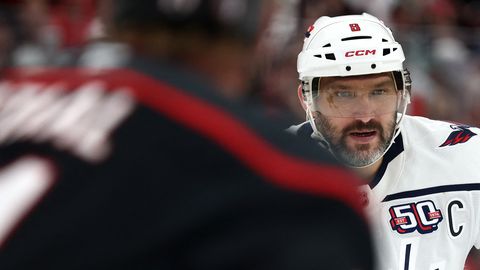 VIDEO ⟩ Ovečkins kļūst par pirmo hokejistu NHL vēsturē, kurš guvis 900 vārtus