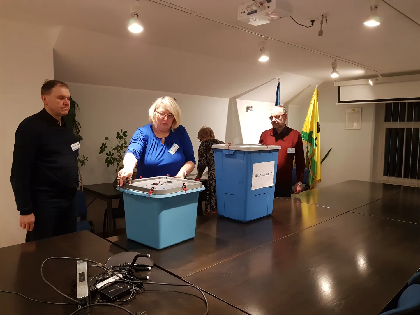 Järva-Jaani valimisjaoskonna esimees Kaja Reinberg (keskel) avab valimiskasti, millest leiab ka valla hooldekodude elanike hääled.