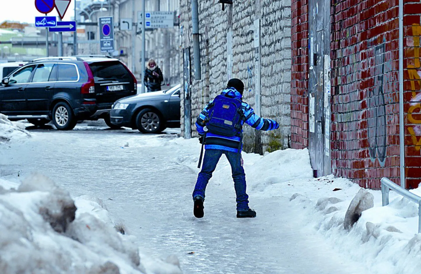 Нынешней зимой столичным жителям приходиться проявлять настоящие чудеса ловкости, передвигаясь по тротуарам, которые превратились в каток.