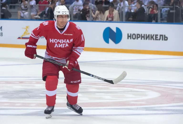 Vladimir Putin jäähokit mängimas