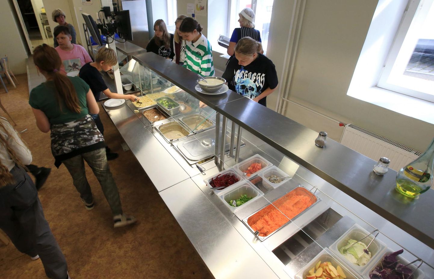 Eilne lõunapaus Kesklinna koolis, söömas olid parasjagu 6. klassi õpilased, kelle koolilõuna muutus 20 senti kallimaks.