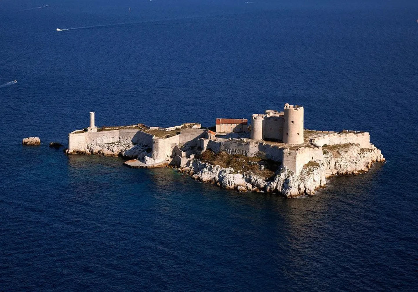 Известный благодаря истории о графе Монте-Кристо замок Иф, расположенный на одном из Фриульских островов, можно посетить на экскурсионном катере.