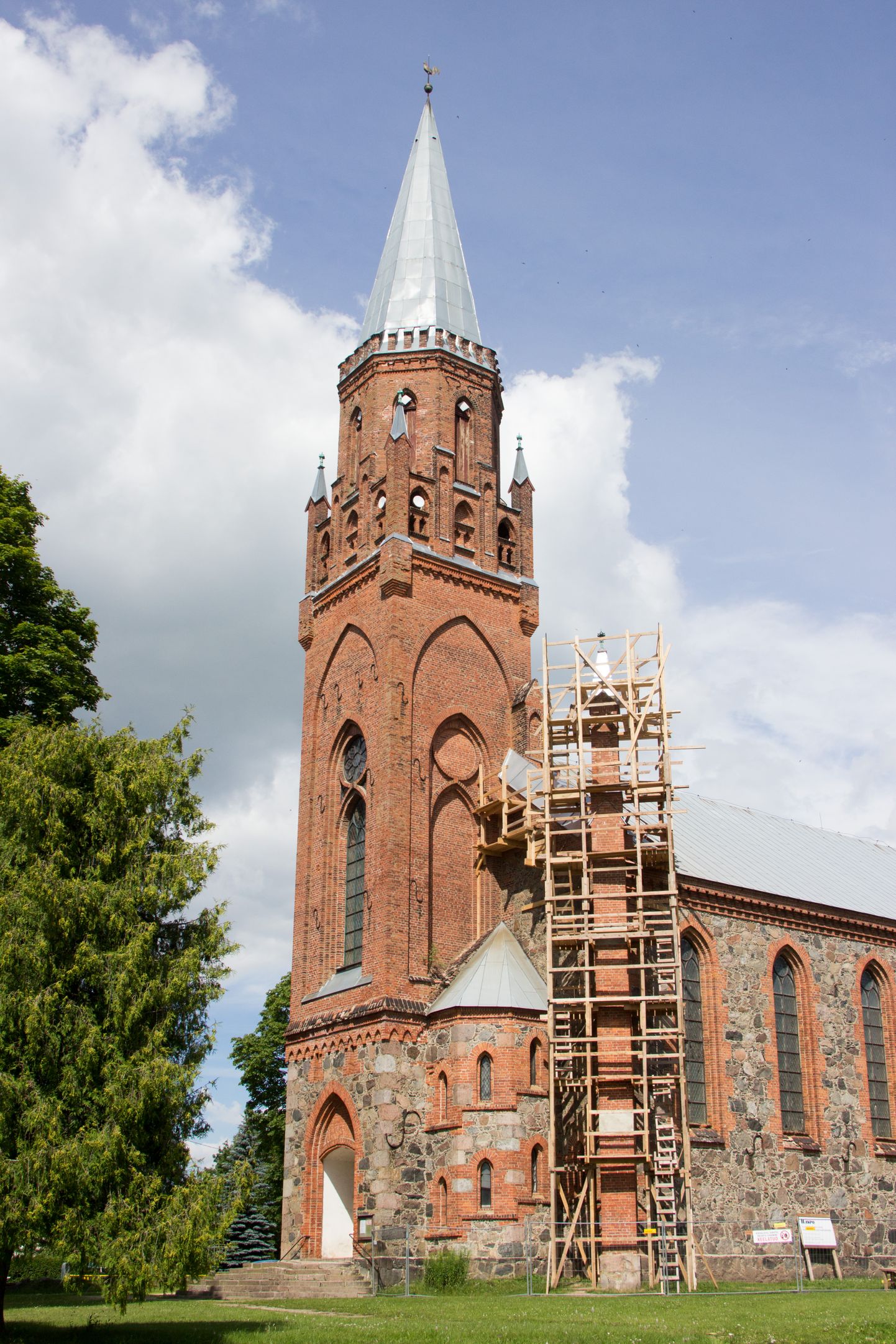 Ülemöödunud aastal 150. aastapäeva tähistanud Pauluse kiriku tornide restaureerimisega loodetakse käesoleva aasta sügiseks valmis saada.