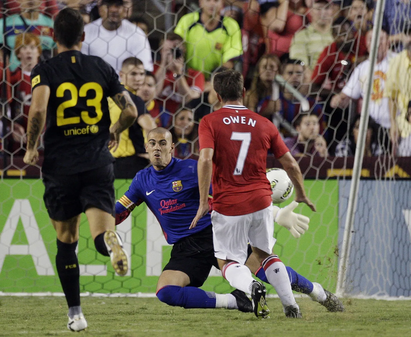 Michael Owen (punases) saatmas palli Victor Valdese valvatavasse väravasse.
