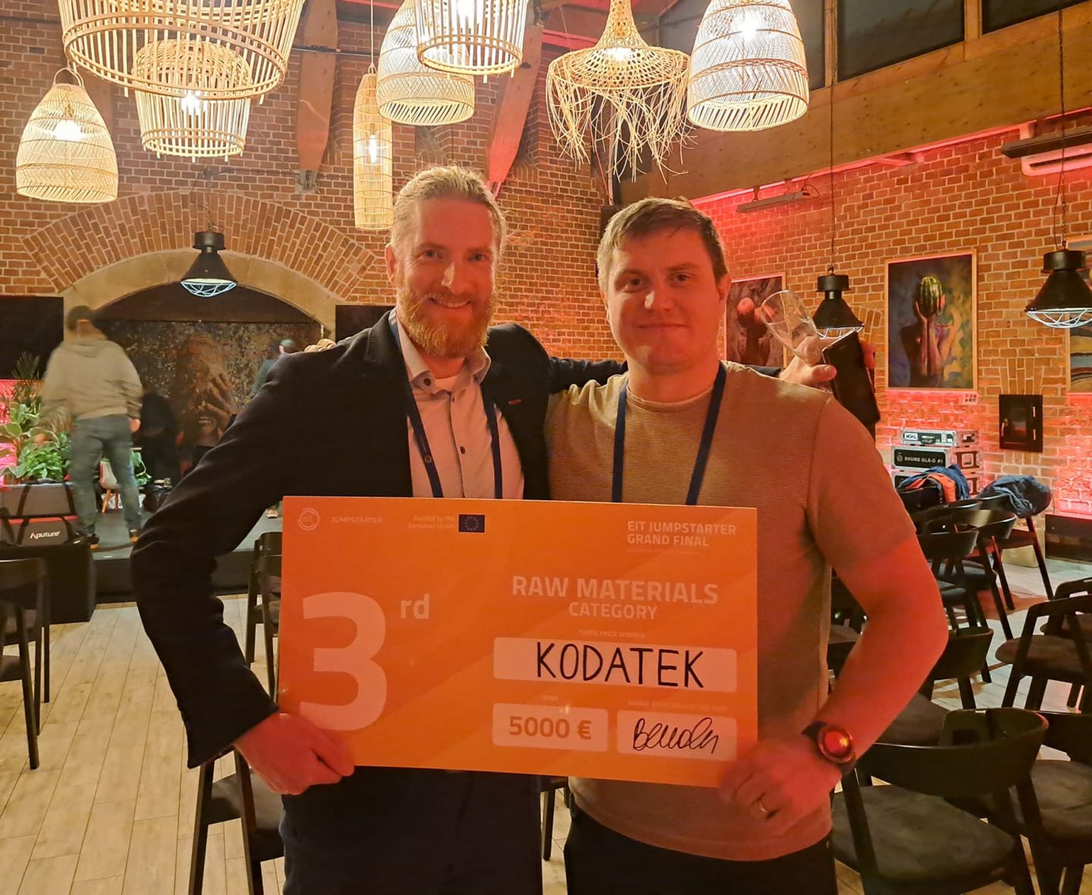 TULEVIKU NIMEL: Kodateki juhatuse liikmed Jon Ender ja Raul Koppel Poolas koos 5000-eurose auhinnatšekiga.