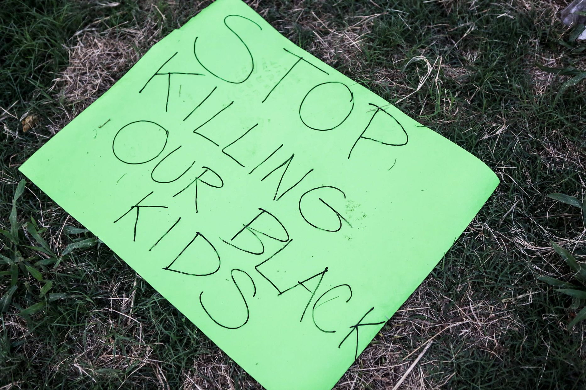 Maaslamav plakat käsib lõpetada mustanahaliste laste tapmise