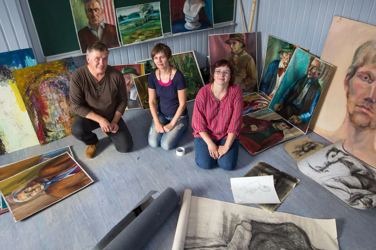 Kolm musketäri. Kunstnikud Jüri Freimanis (vasakult), Ülla Blaasen ja Margi Vähi neljanda musketärina intervjuult puudunud Inari Vähiga, kes on näha paremal oleval suurel portreel, püüavad lapsi kunsti eri tahkudega tutvustada. «Kunst on nagu matemaatika. Selles ei ole midagi juhuslikku,» ütles Freimanis.