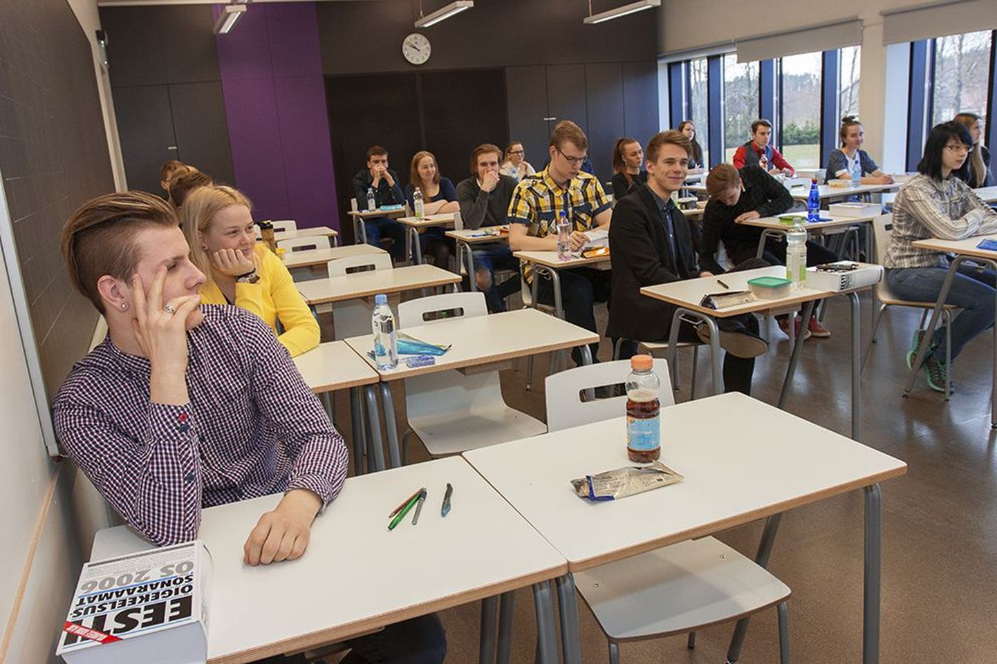 Viljandi gümnaasiumis oli 142 eesti keele eksami tegijat, kes jagati koolimaja klassidesse laiali.