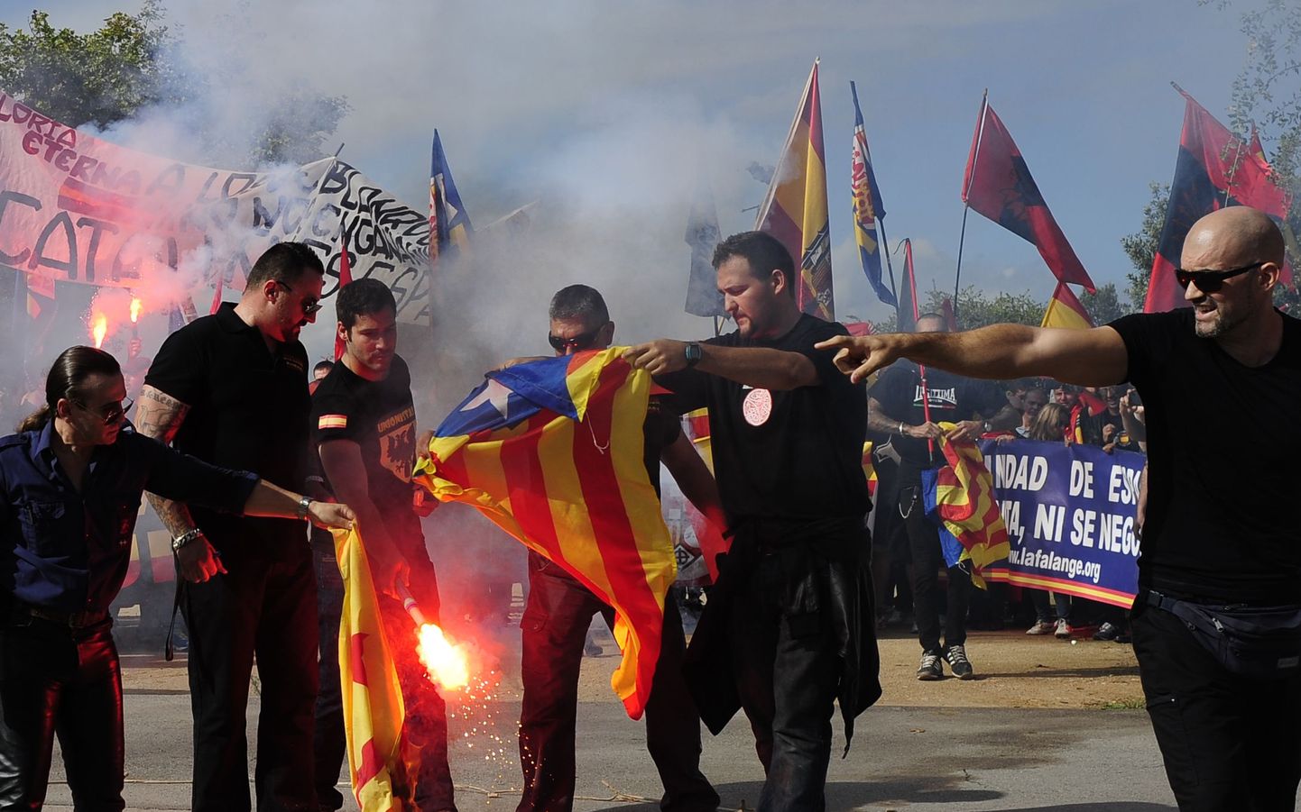 Paremäärmuslikult meelestatud Kataloonia iseseisvumise vastased põletasid Barcelonas estelada lippu, mis on iseseisvuse toetajate sümboliks.
