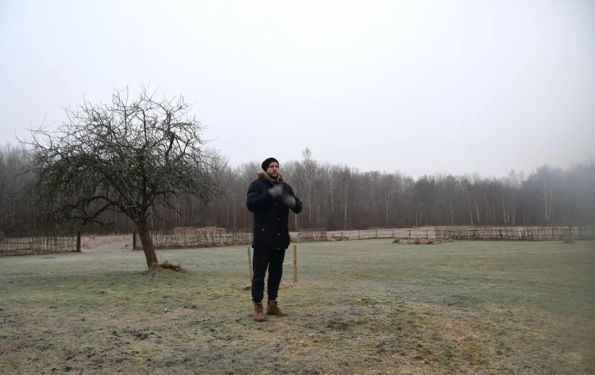 Sel hommikul on udu nii paks, et metsa taga kõrguvat tuulikut näha pole, väike mühin kostab aga küll.