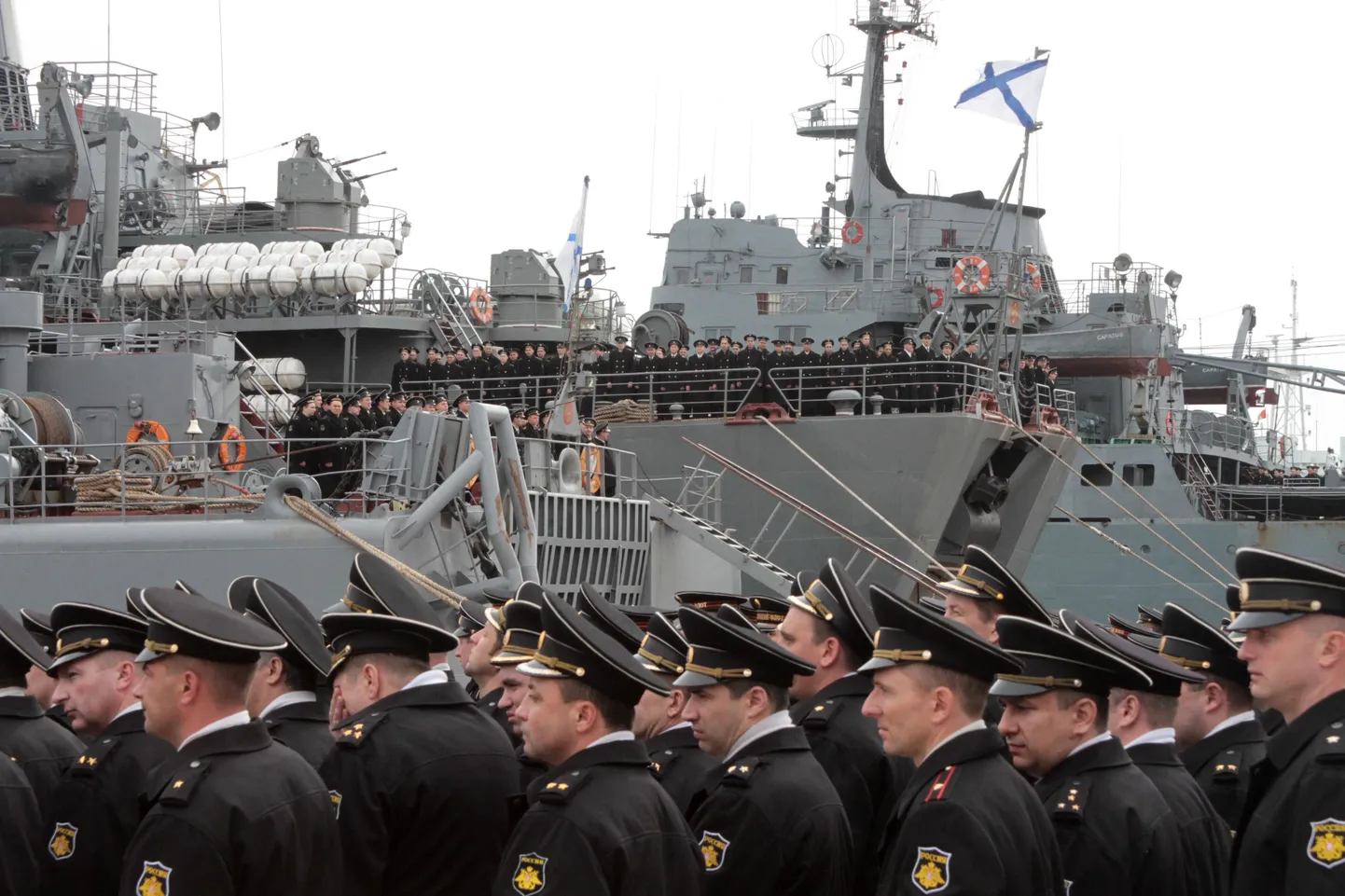Mustal merel toimunud õppustel osalenud mereväelased Sevastopoli sadamas.