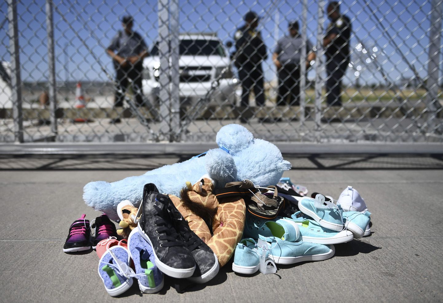 Tornillo põgenikelaagri ette jäetud jalatsid ja mänguasjad.