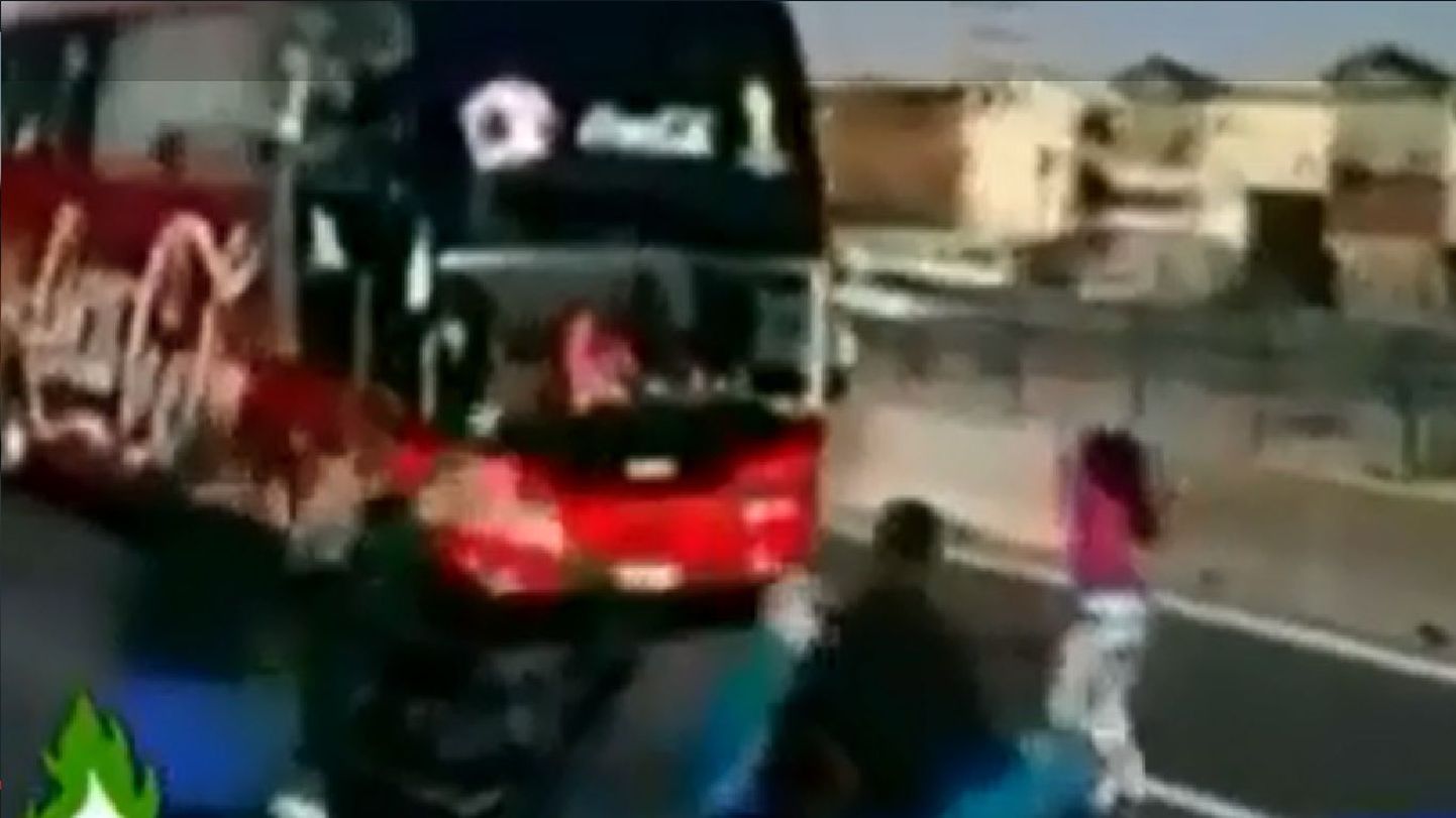 Hullunud naisfänn jooksis Tšiili koondise bussi ette.