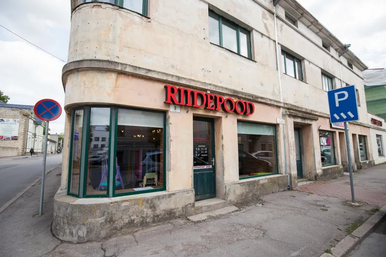 Riidepood on Rakveres Laia ja Rohuaia tänava nurgal.
