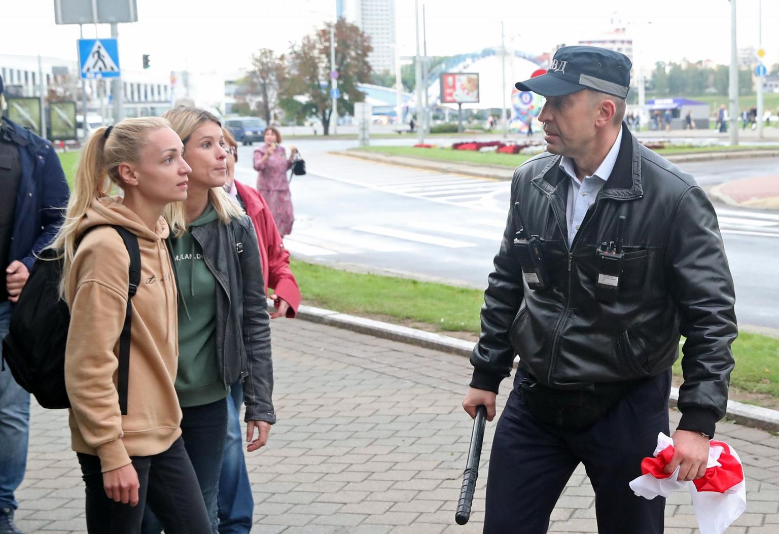 Valgevene siseministri asetäitja Nikolai Karpenkov septembris protestijaid hoiatamas.
