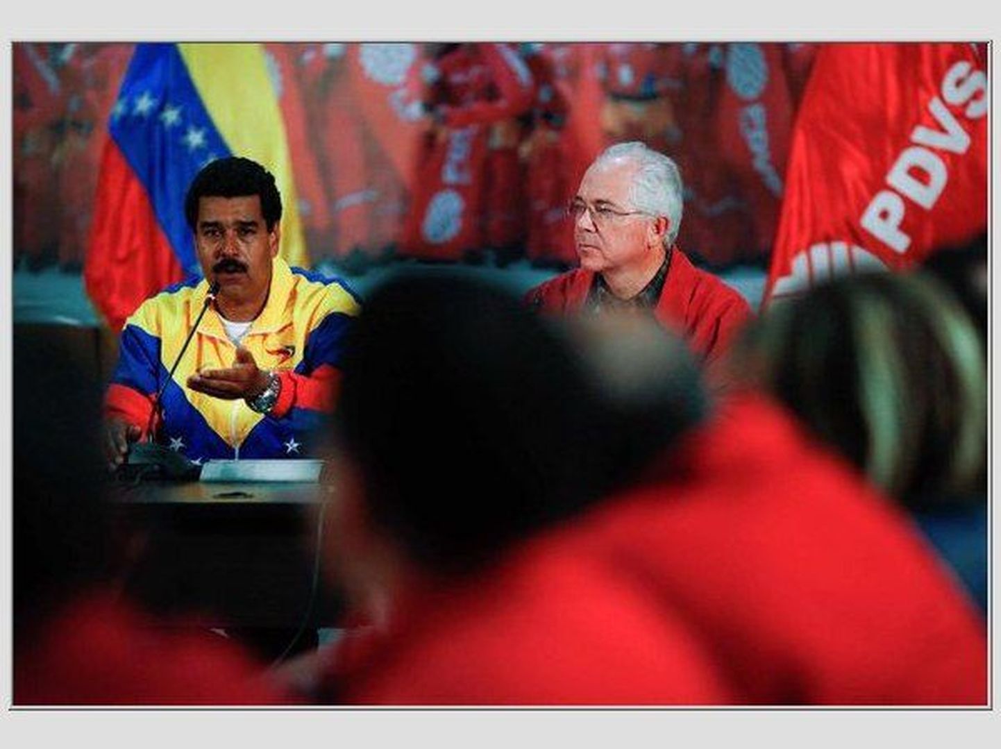 Veel on kõik punane: Venezuela värske president Nicolas Maduro (vasakul) kohtub riikliku naftafirma PDVSA kõikvõimsa juhi Rafael Ramirezi ja teiste töötajatega pärast oma ametissevalimist aprillis 2013.