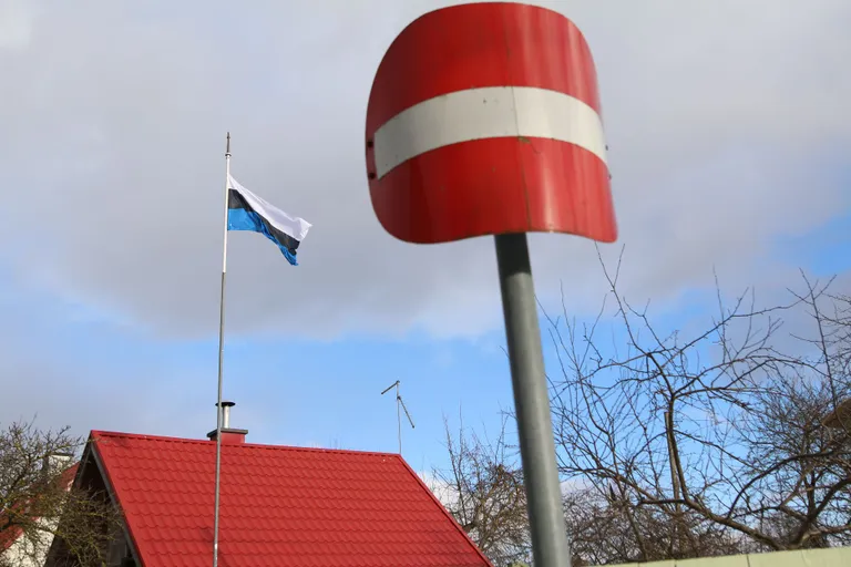Pärnus Hõbe ja Väike-Posti tänava nurgal lehvib Eesti Vabariigi 99. aastapäeval ühe maja hoovis lipumastis sinna tagurpidi tõmmatud Eesti lipp.