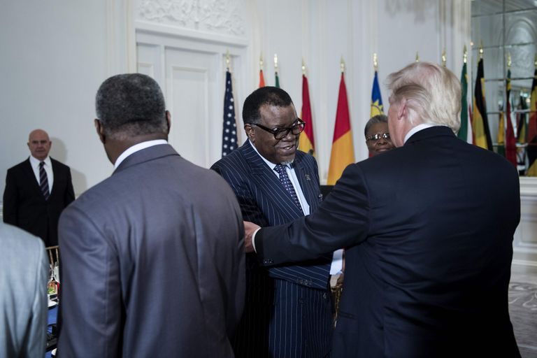 Donald Trump kätlemas Namiibia presidenti Hage G. Geingobi