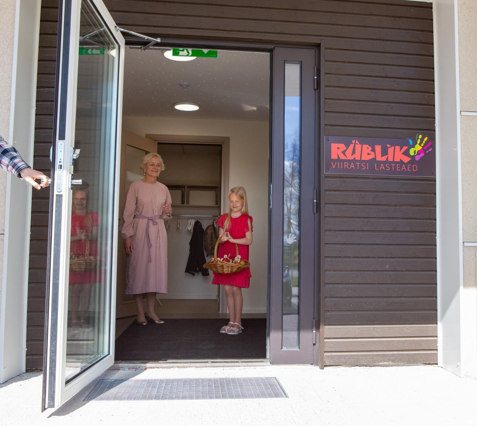 Viiratsi lasteaia Rüblik värsked ruumid on avatud. Direktor Luive Rehand koos särasilmse abilisega kostitas avamispeol külalisi tervisliku ampsuga.