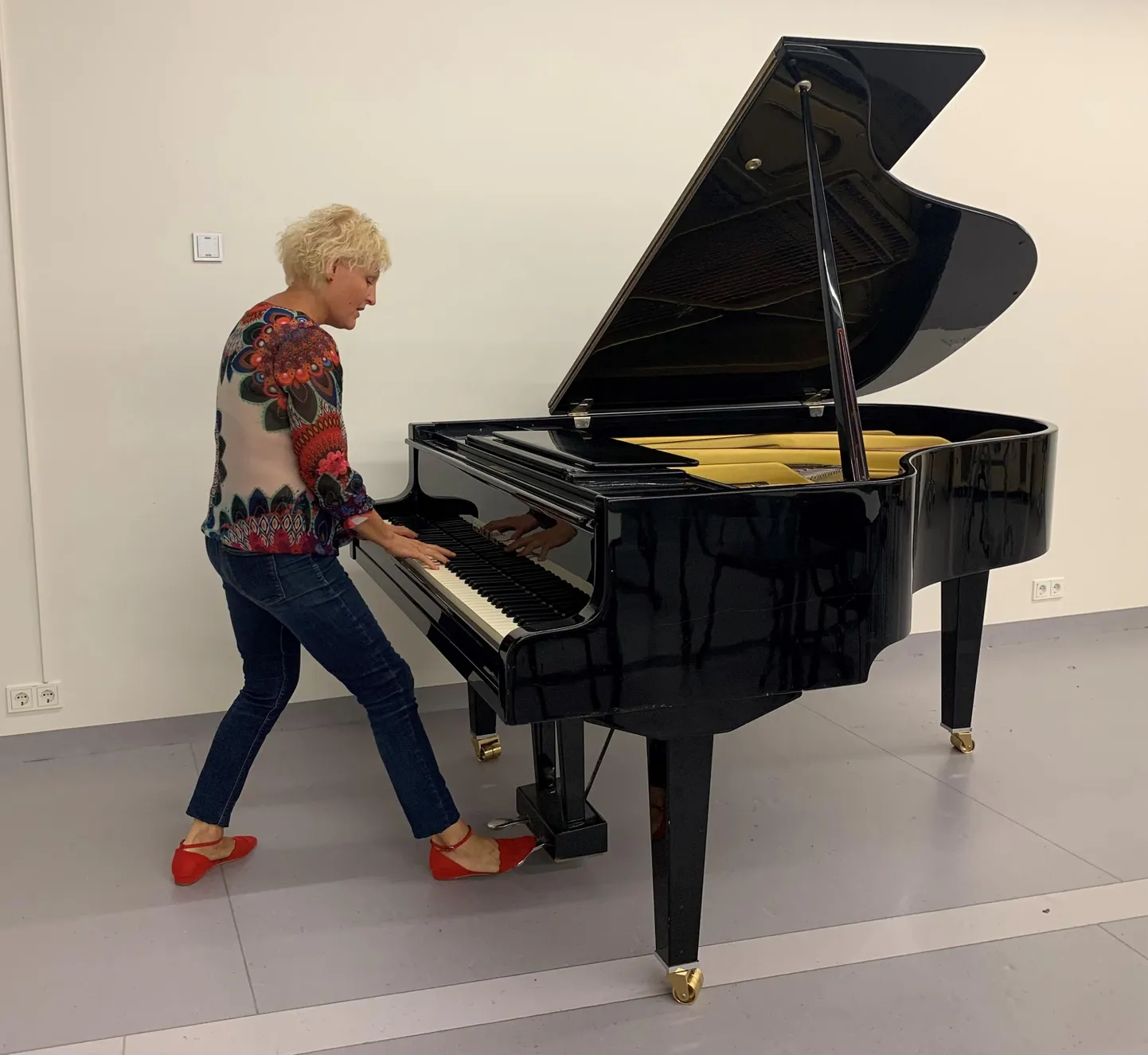 Äsja remonditud klaverit proovib kooli muusikaõpetaja Piret Järvet.