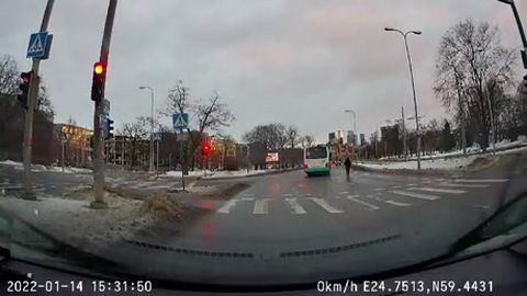 Возможно только в Таллинне: автобус едет, а водитель бежит за ним следом