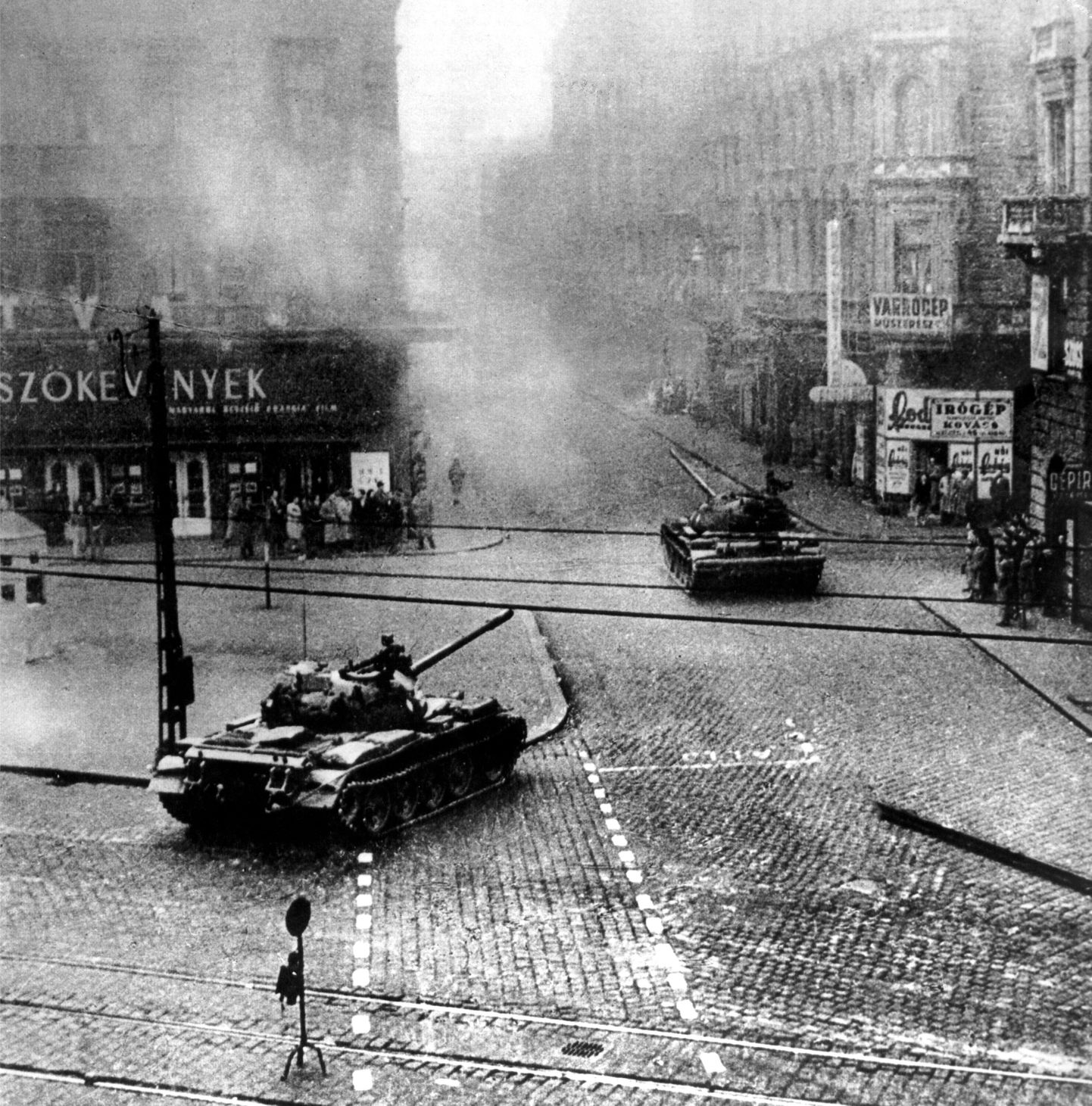 Nõukogude tankid ülestõusu algul Budapestis.
