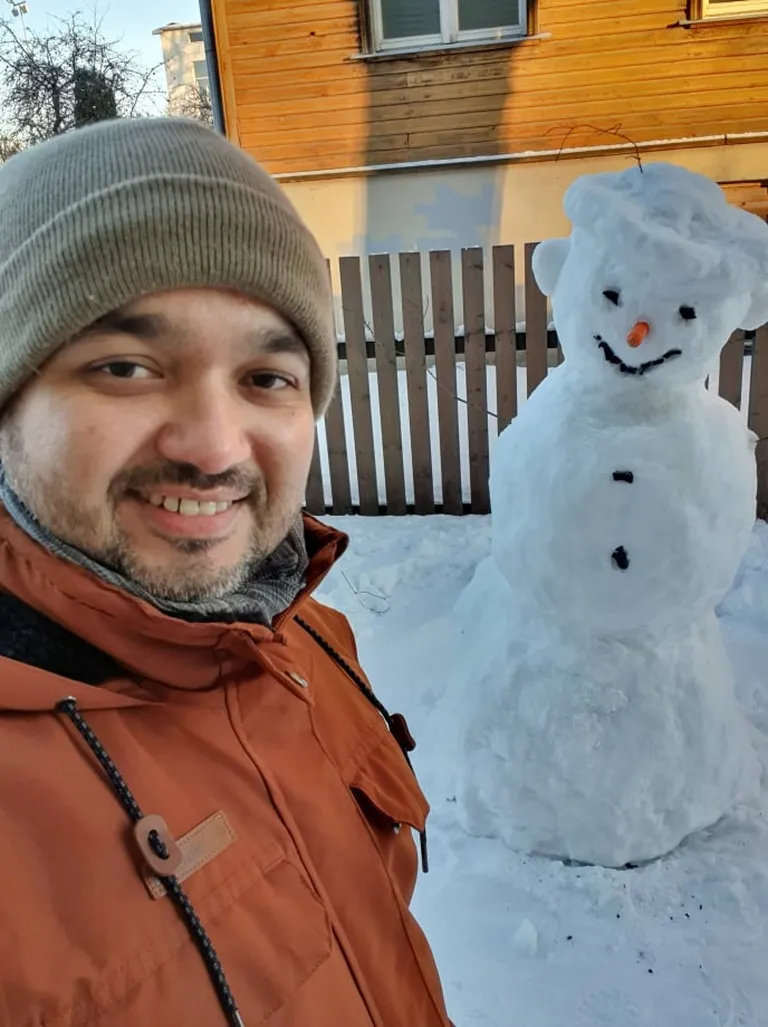 Lumemehe tegemine pakkus Hasnainile palju rõõmu.