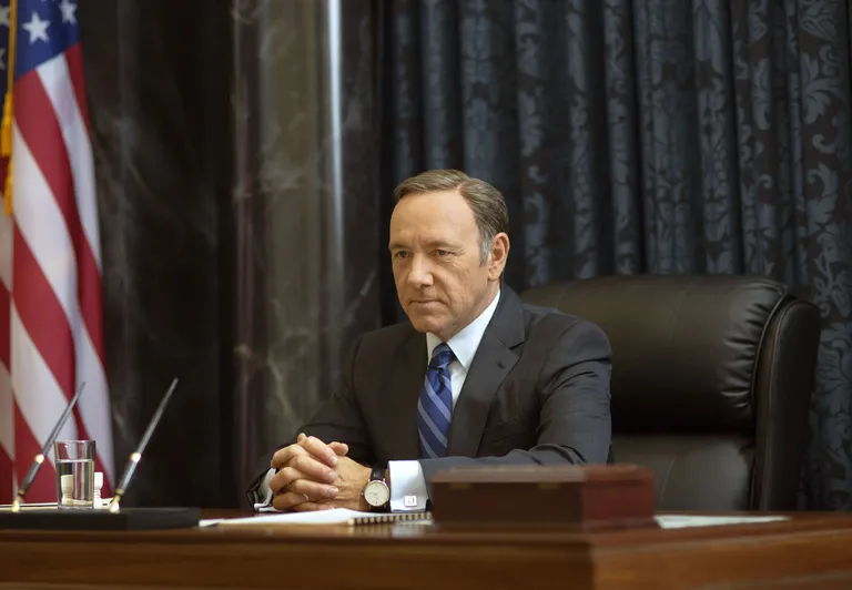 Kaader seriaalist «Kaardimaja», pildil Kevin Spacey