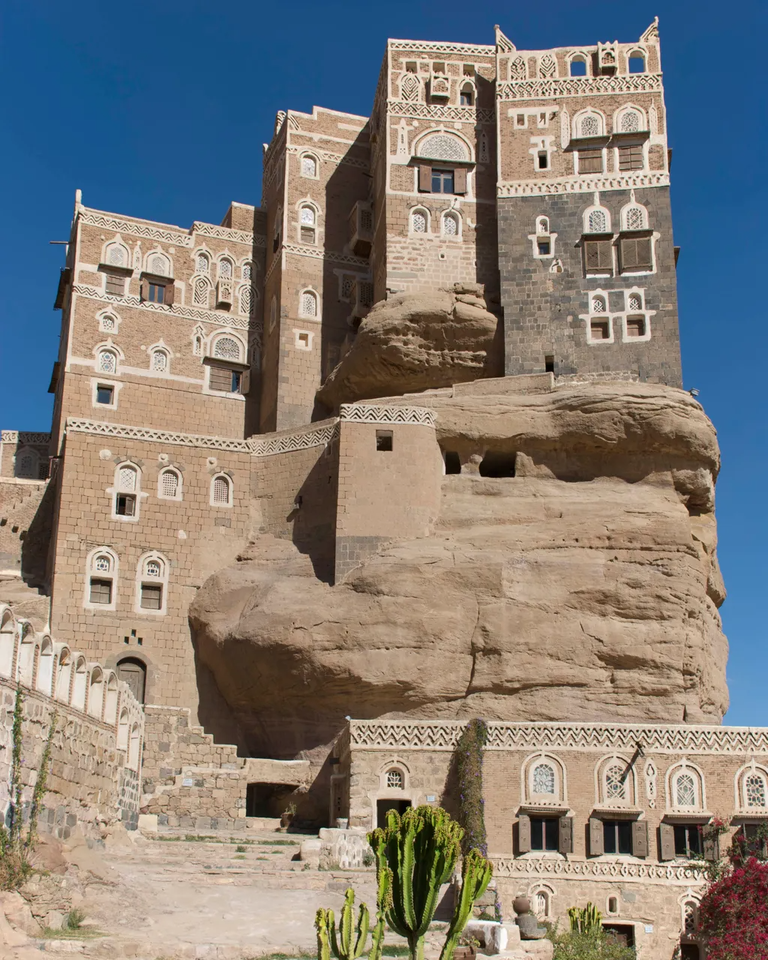 Внушительный дворец Дар-аль-Хаджар возведен на верхушке скалы