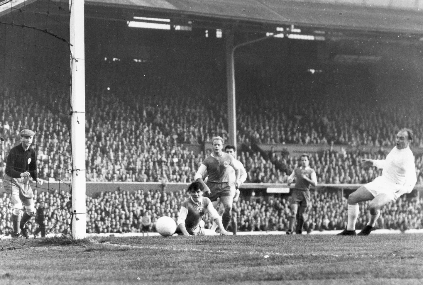Alfredo Di Stéfano (paremal) kuulus küll Real Madridi, Euroopa parimasse klubimeeskonda, kuid Hispaania koondis oli poliitilistel põhjustel sunnitud otsustavast valikmängust NSV Liiduga loobuma ning esimesele EMile nad seetõttu ei pääsenud.