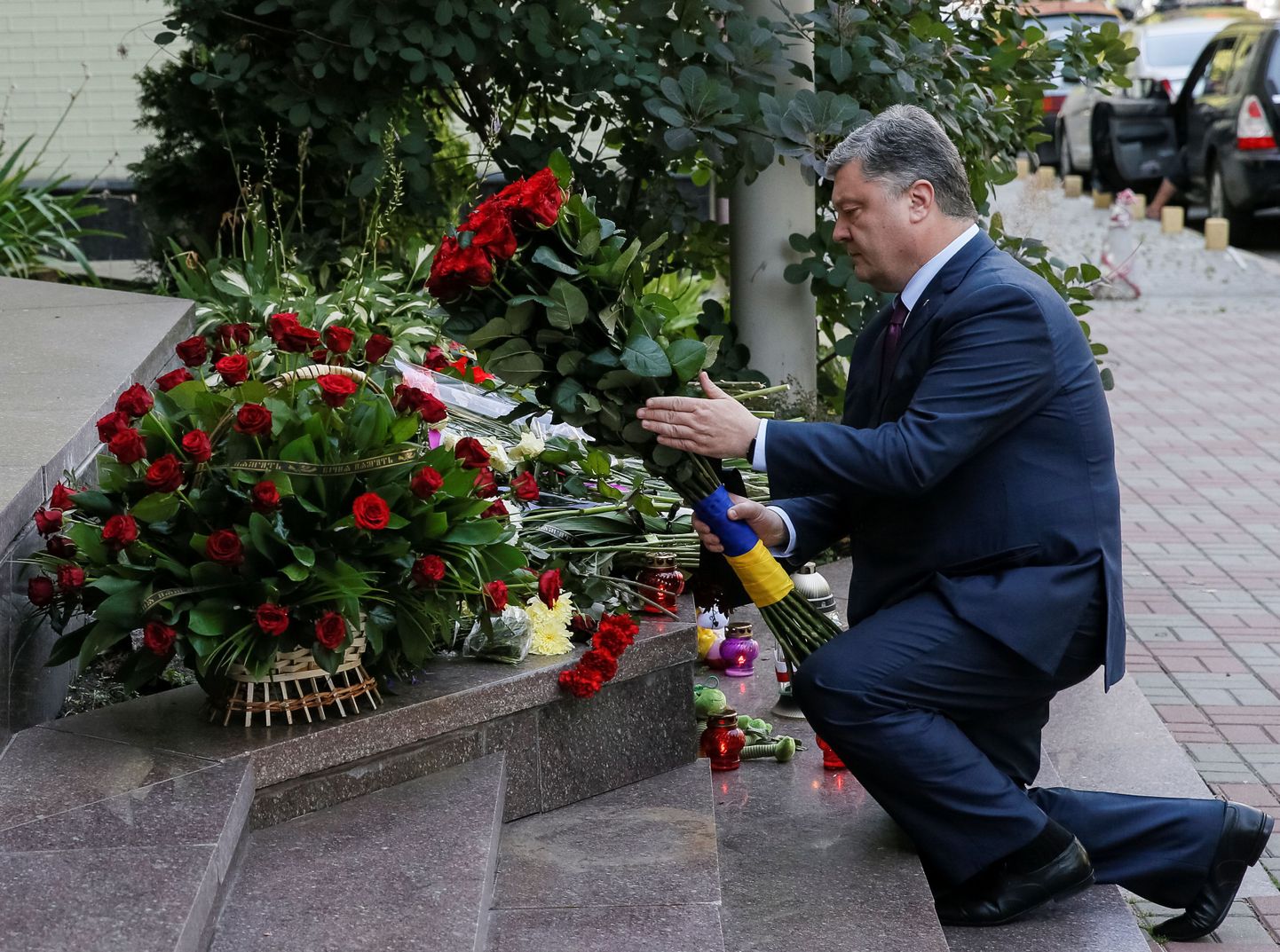 Petro Porošenko asetamas lilli MH17 ohvrite mälestuseks.