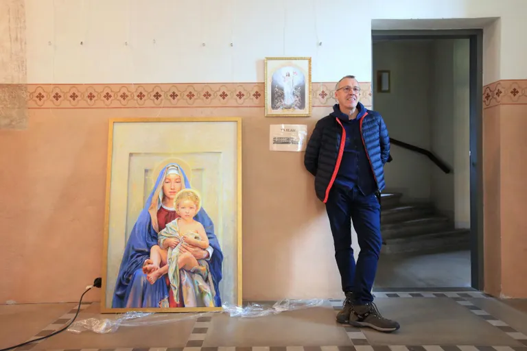 TEISIPÄEVAL paigaldas kunstnik Aapo Pukk koos abilistega Tartu Pauluse kirikus seinale oma maalid «Ülestõusnud Kristus» ja «Jeesuslaps Maarja süles». Viimase modellid olid kunstniku naine ja laps. Maalid pühitsetakse 3. oktoobril pärast jumalateenistust.