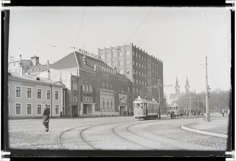 В 1930-х на площади была конечная остановка трамваев. Фото: Адольф Пурве, 1932 год. Собрание Эстонского исторического музея