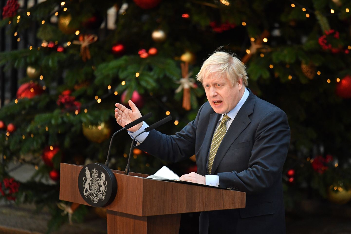 Peaminister Boris Johnson kõnelemas täna Downing Streeti ametiresidentsi ees.