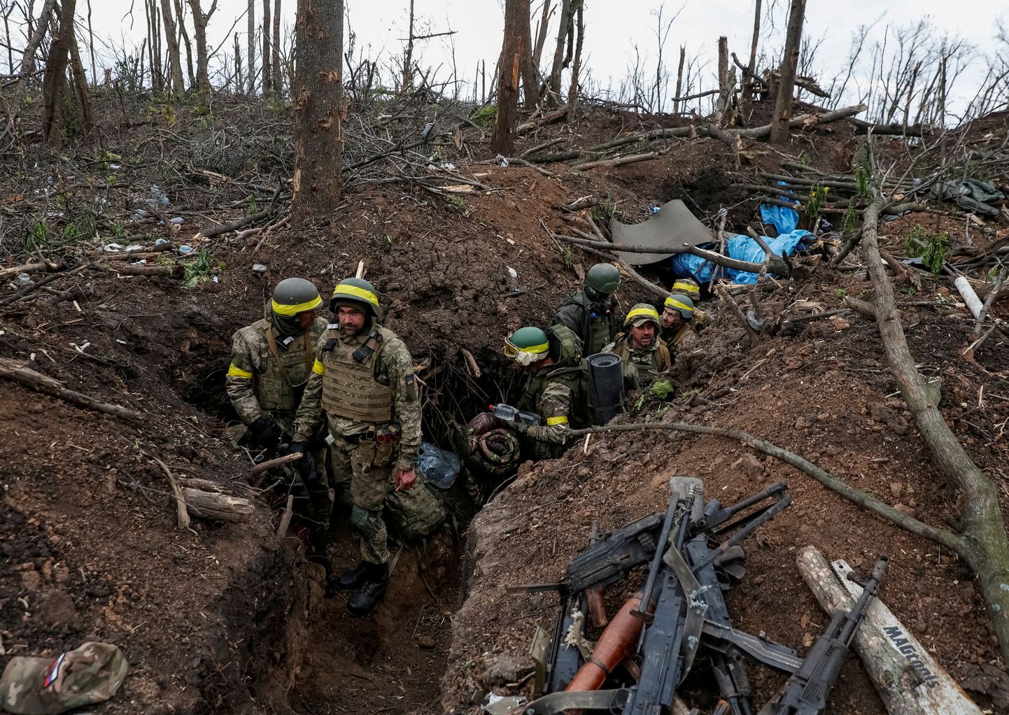 Ukraiņu karavīri netālu no frontes līnijas Bahmutā. 2023. gada 11. maijs.