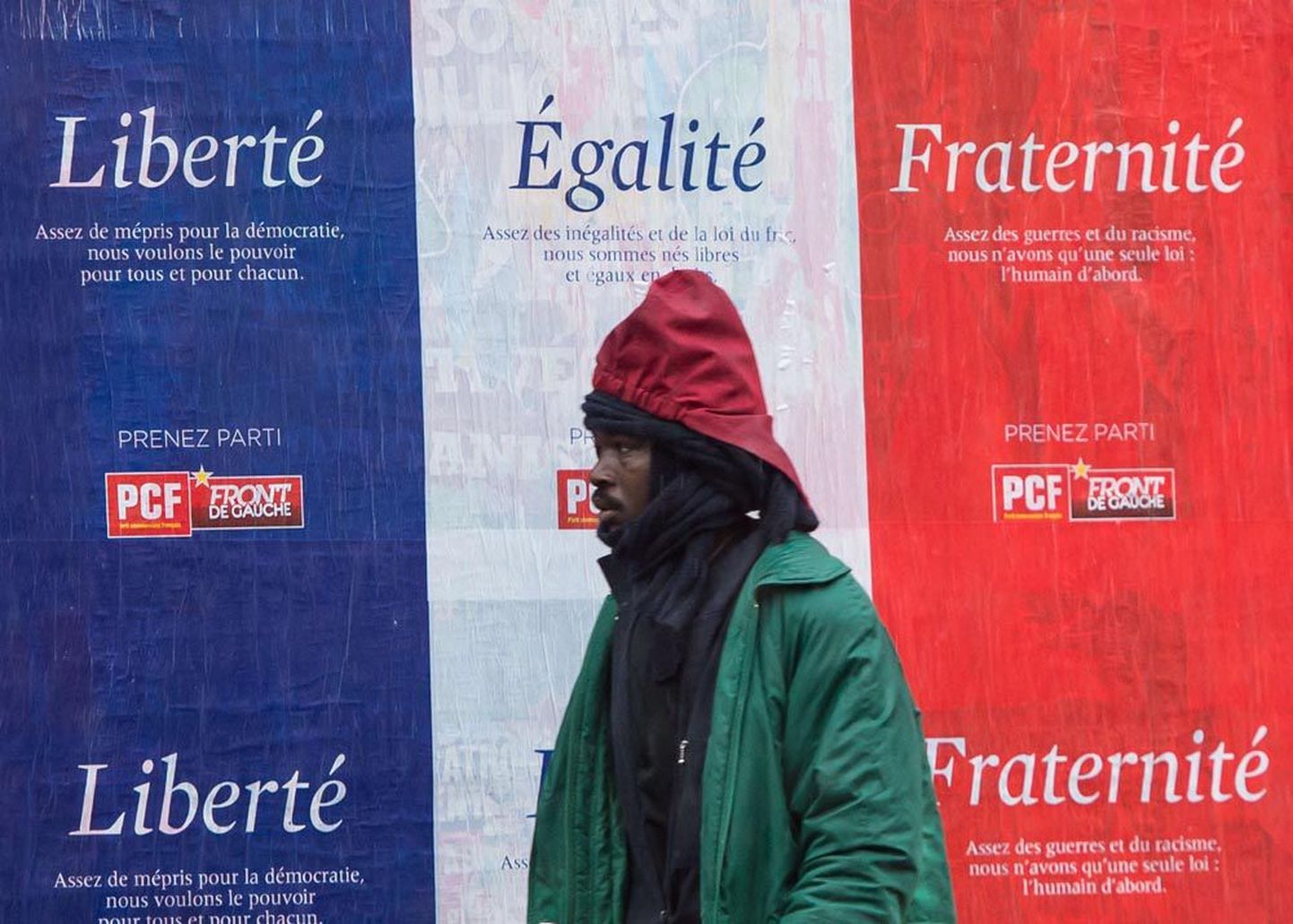 «Vabadus, võrdsus, vendlus,» kuulutavad Prantsuse Vabariigi aluspõhimõtteid valimisplakatid, millest Calais’ immigrant möödub.
