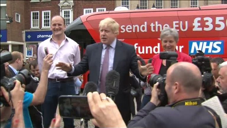 Борис Джонсон на фоне знаменитого красного автобуса во время агитационной кампании за Brexit.
