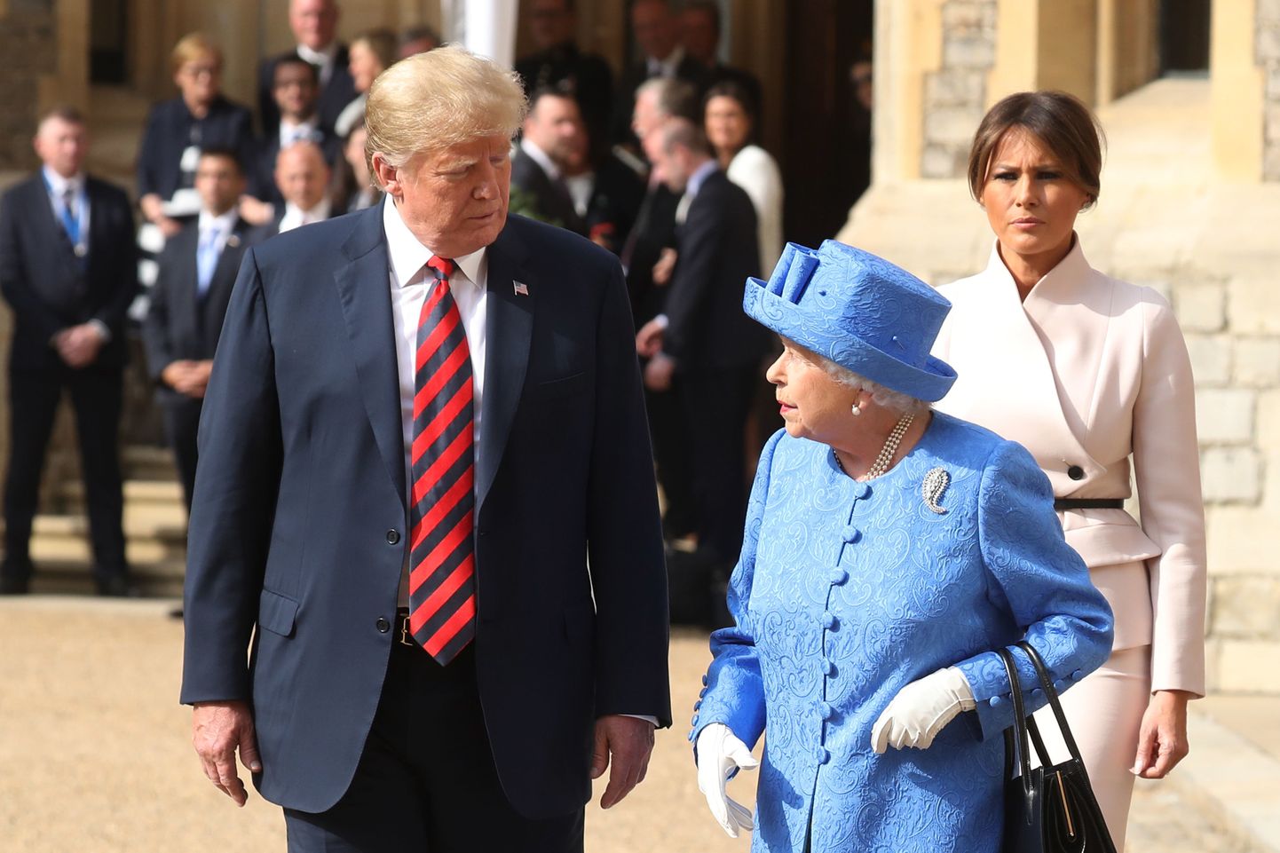 Дональд Трамп везет семейство на встречу с королевой Елизаветой II.