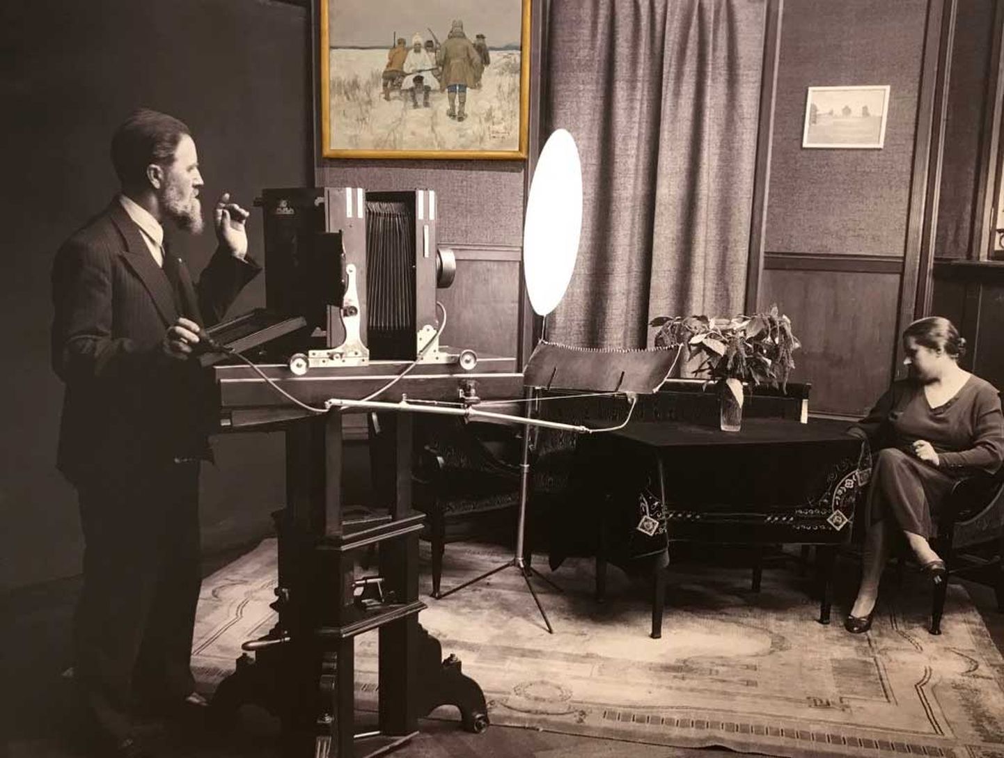 Vilis Rīdzenieks pie fotokameras salonā “Klio”, 1930. gadu sākums