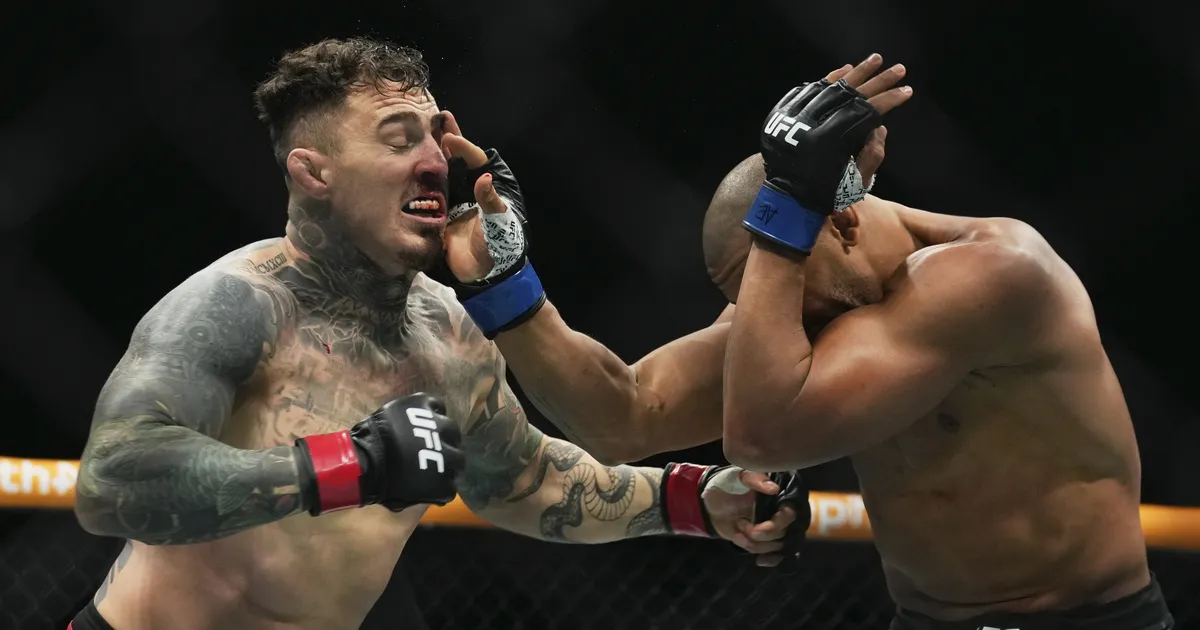UFC raskekaalu tiitlimatš sai avaraundis skandaalse lõpu. «Ma ei näe midagi! Miks te vilistate?»