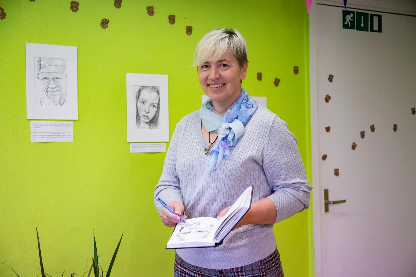 Veltsi lasteaed-algkooli õpetaja Margit Kaare on kunstnik, kes armastab kõige rohkem visandada inimeste nägusid ja käsi.