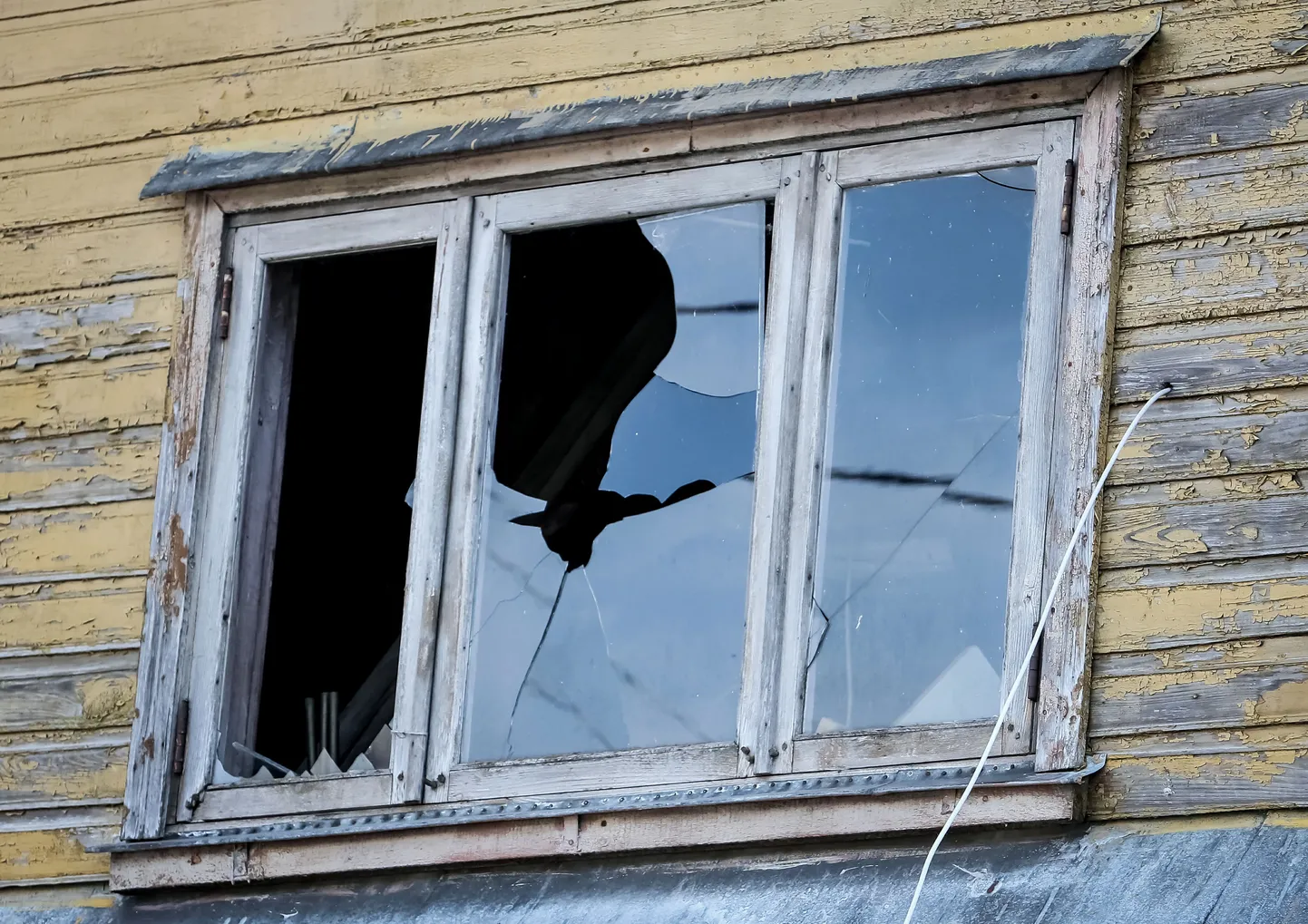 Разбитое окно. Иллюстративное фото.