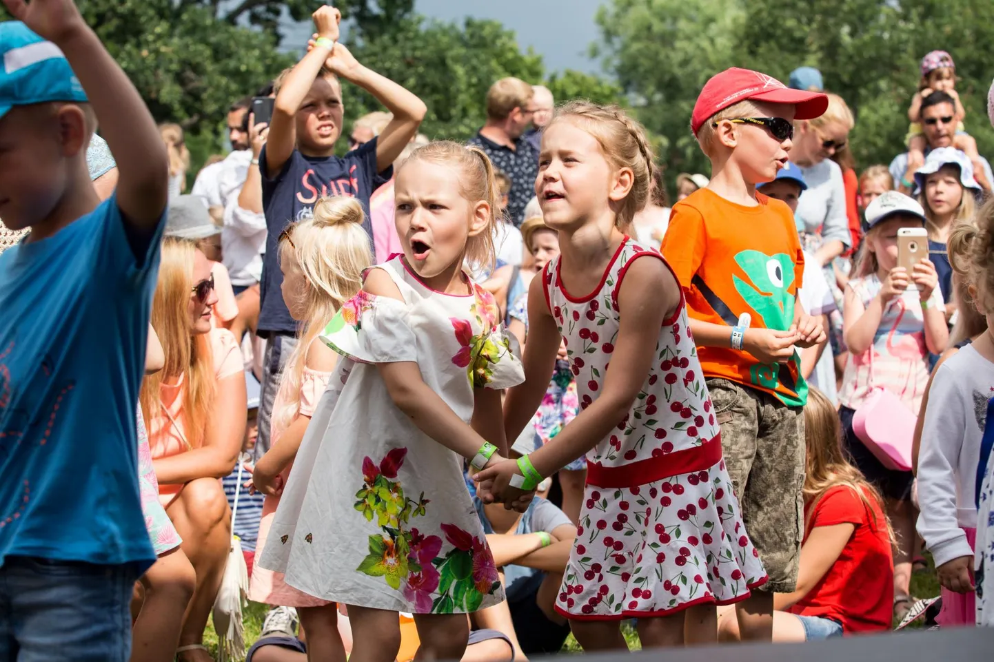 Mullu suvel hellitas rõõmsate laste festivali päikeseline ilm.