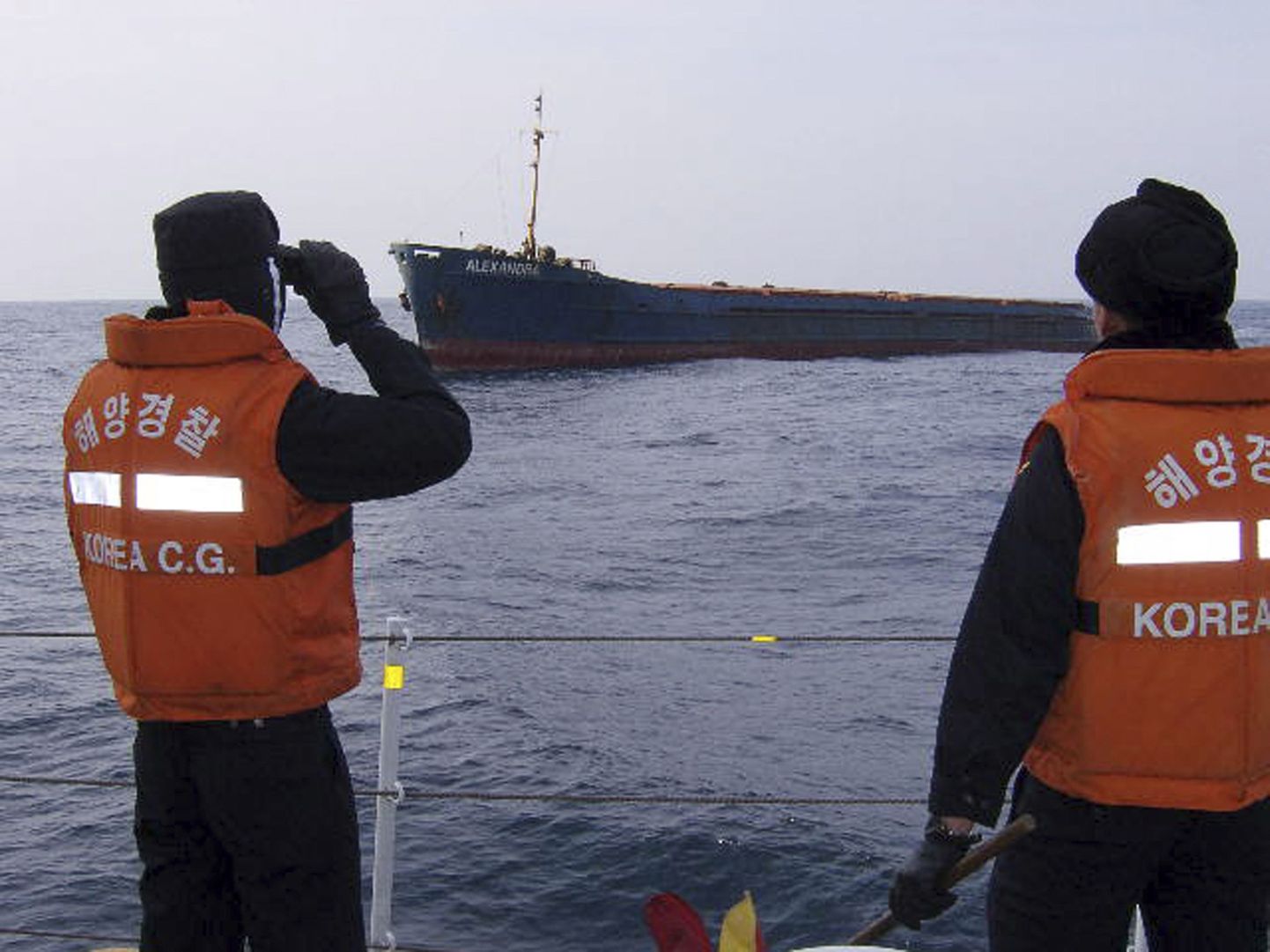 Lõuna-Korea rannavalvurid uurivad õnnetusse sattunud kaubalaeva Alexandra.