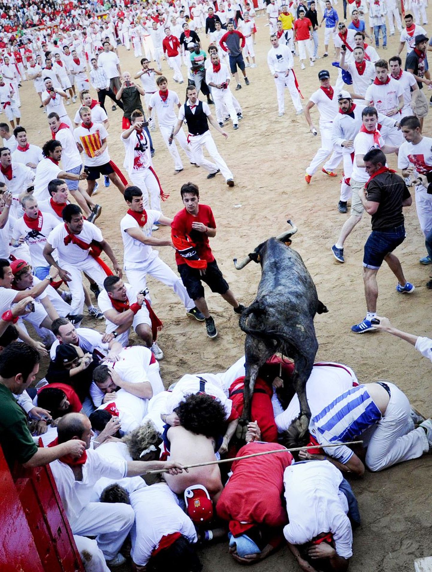 Hispaania Pamplona San Fermini festivali seitsmes päev ei möödunud vigastusteta, kuna traditsioonilise härjajooksu käigus sai viga kuus inimest, kes toimetati haiglasse, kuid kelle vigastused ei ole eluohtlikud.
